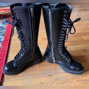 Solovair Black Hi-Shine 20 Eye Zip Derby Boot